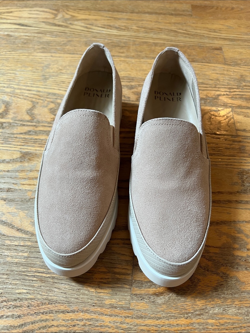 Donald J. Pliner Conner women’s shoes size 7 1/2. Taupe. EUC